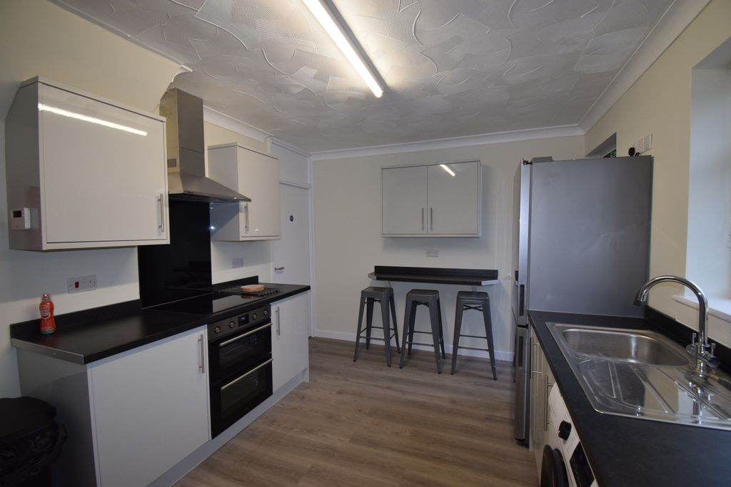 Property photo 3 of 12 Kitchen 3.Jpg