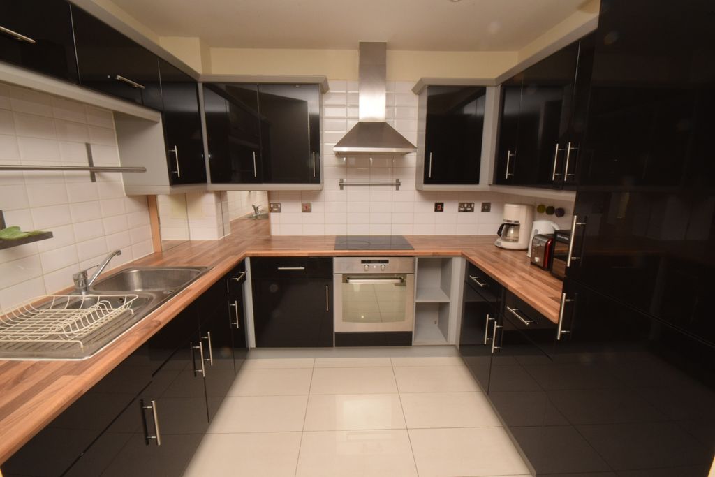 Property photo 2 of 7 Kitchen