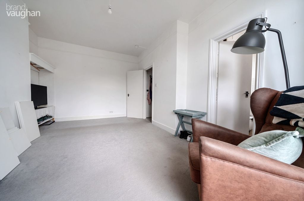 Property photo 3 of 5 Studio