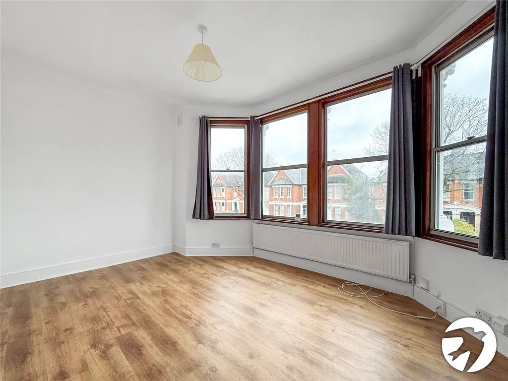 Property photo 3 of 10 Lounge