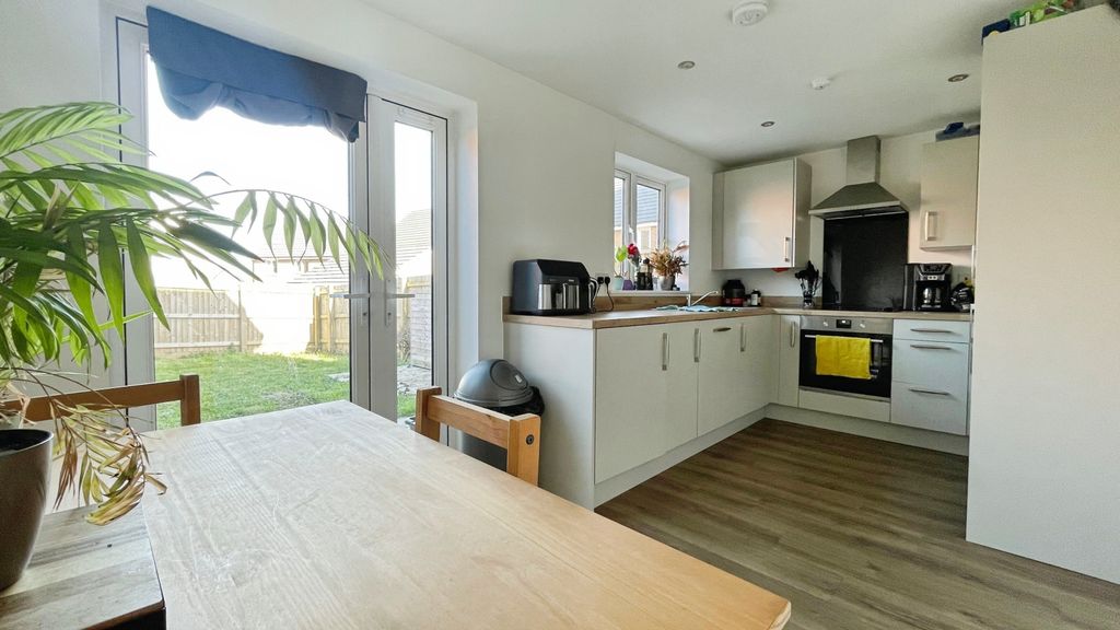 Property photo 3 of 12 Kitchen