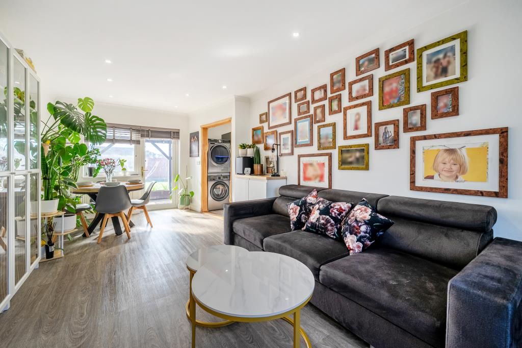 Property photo 3 of 20 Livingroom