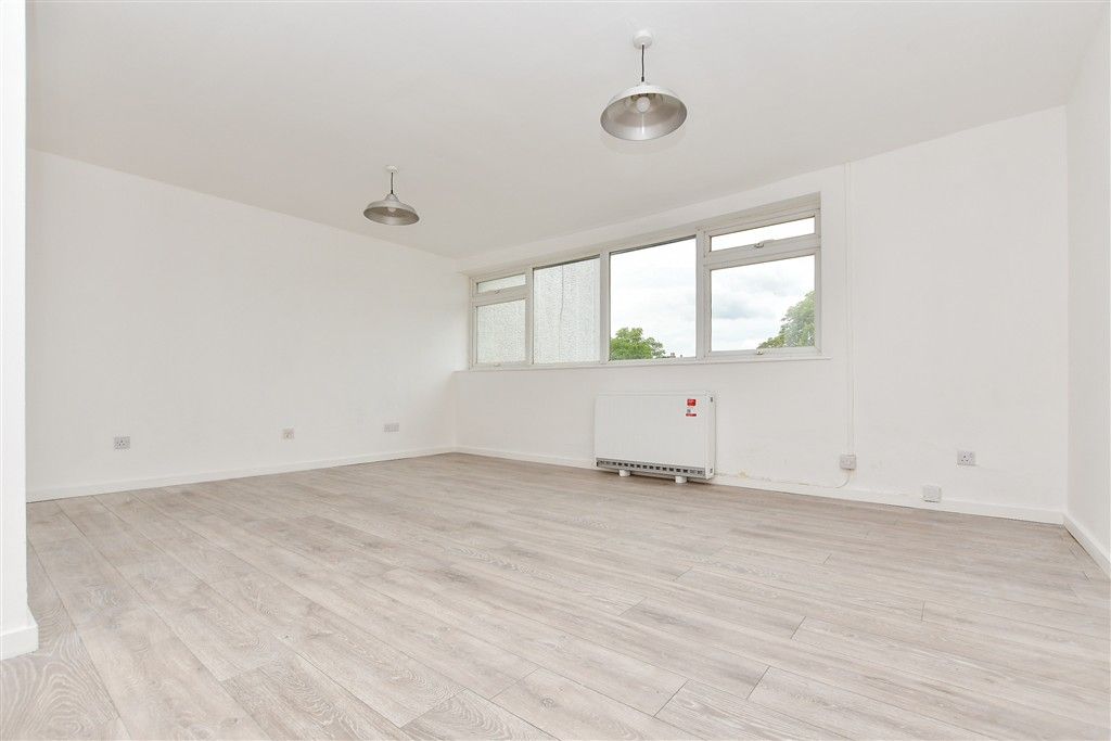 Property photo 3 of 11 Lounge