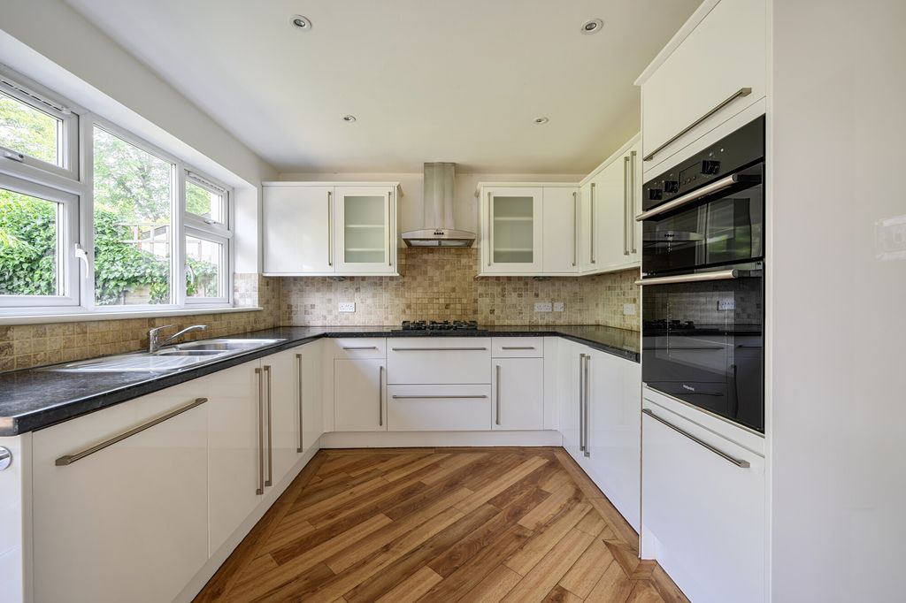 Property photo 3 of 11 Kitchen