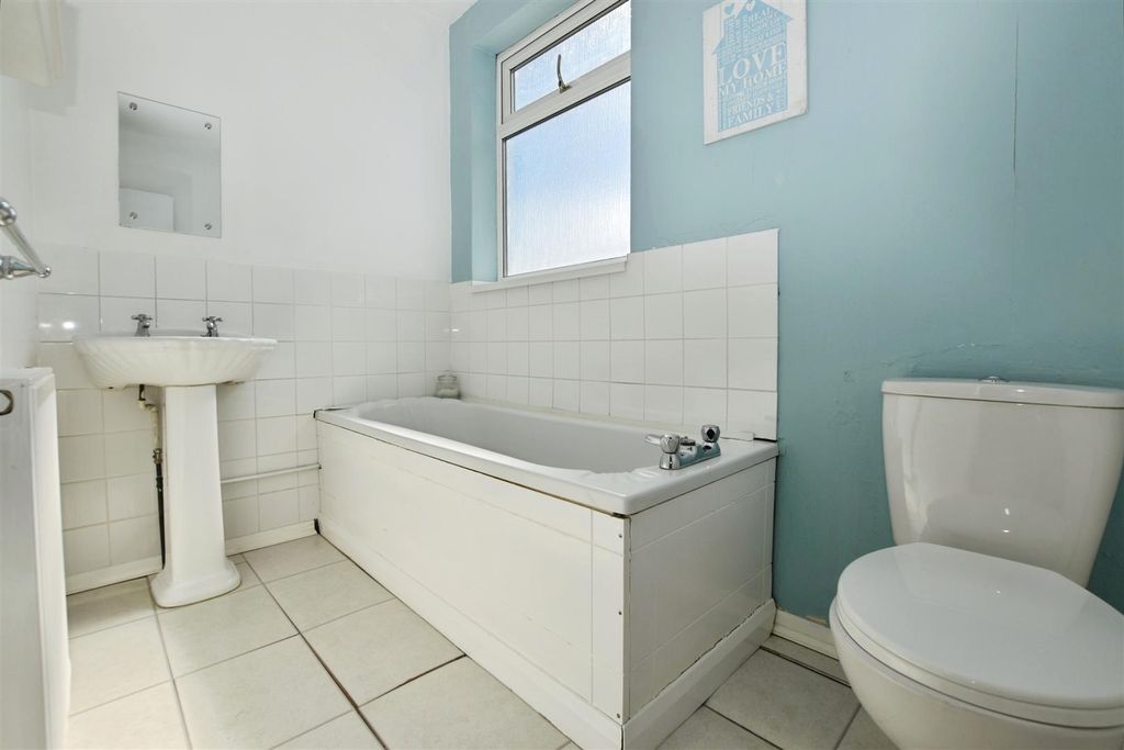 Property photo 3 of 9 Bathroom