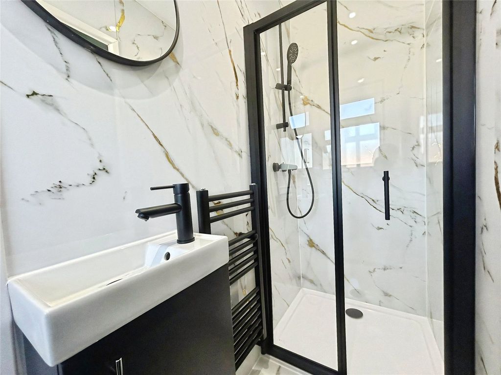 Property photo 2 of 8 Ensuite