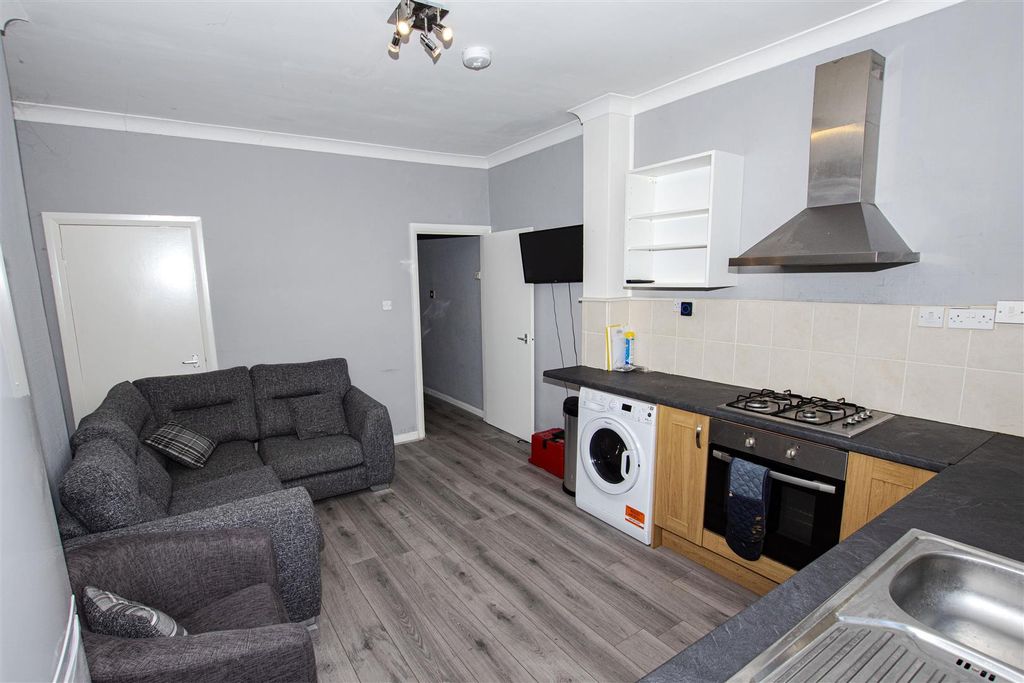 Property photo 3 of 10 Approach