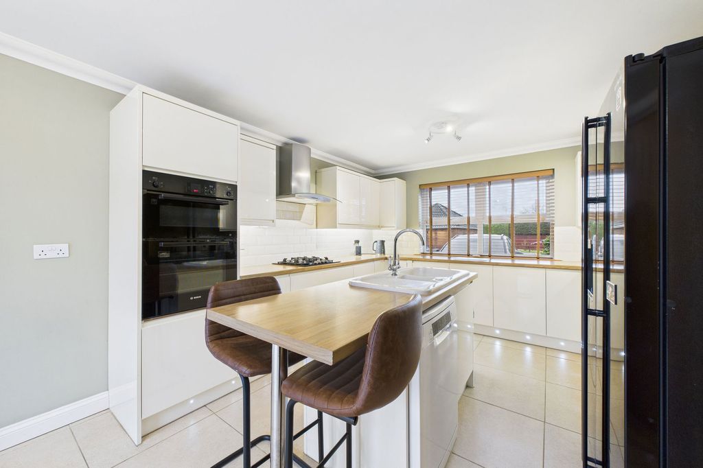 Property photo 3 of 34