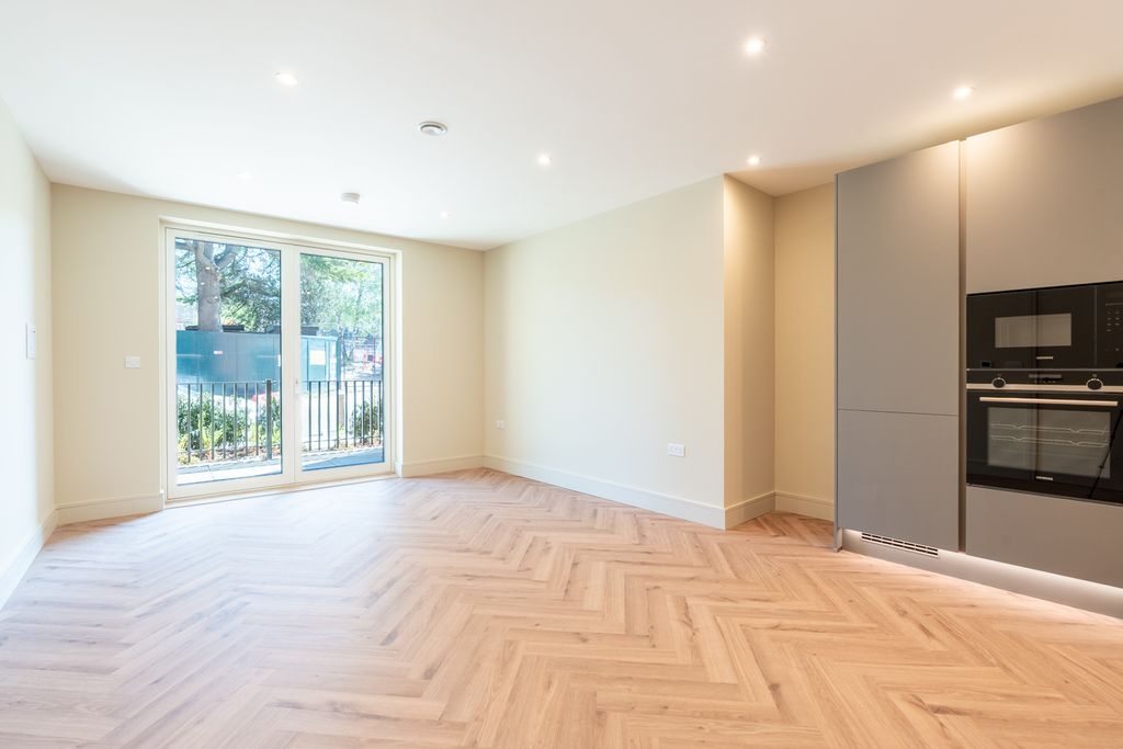 Property photo 2 of 15 Spacious Living Room