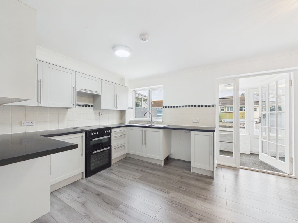 Property photo 2 of 11 Kitchen