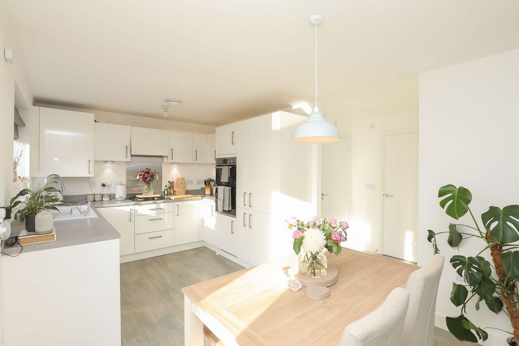 Property photo 2 of 32