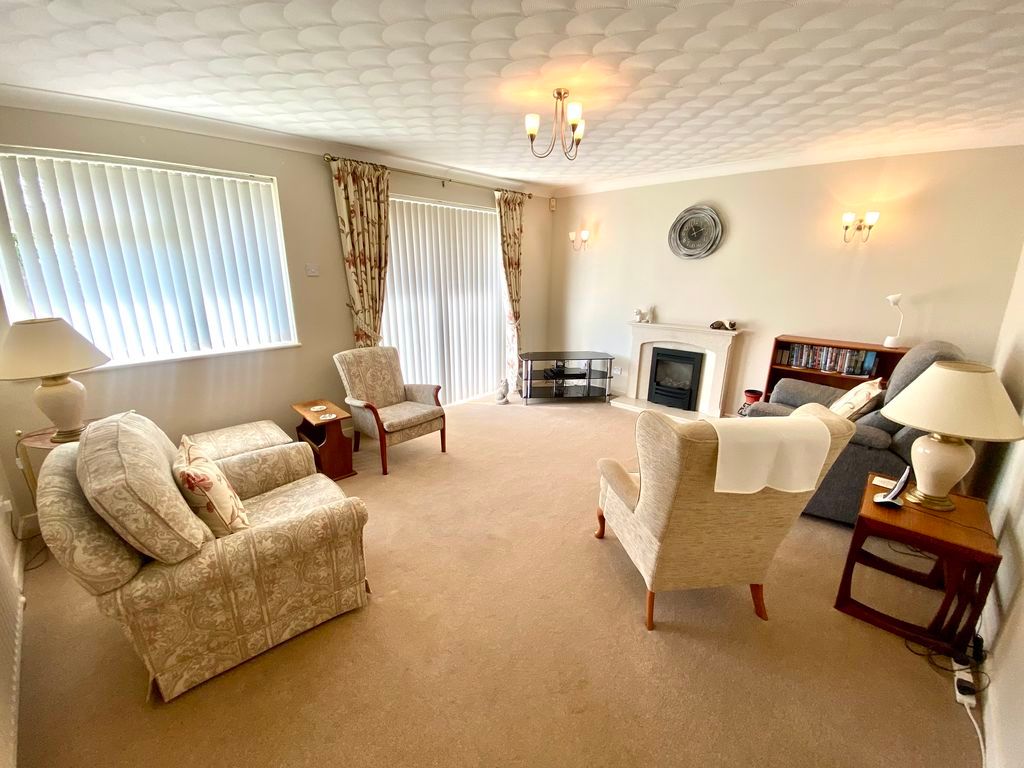 Property photo 2 of 13 Lounge