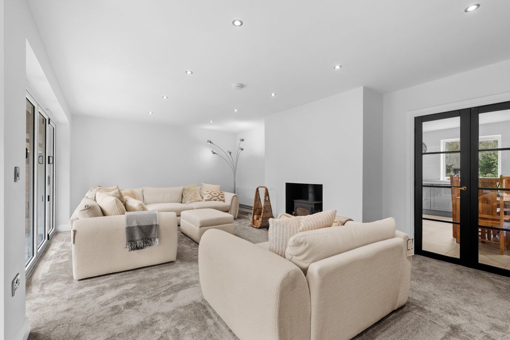 Property photo 2 of 34