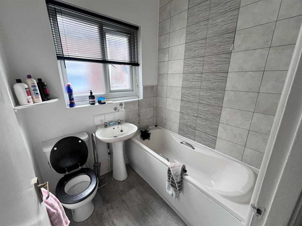 Property photo 1 of 6 Bathroom.Jpg