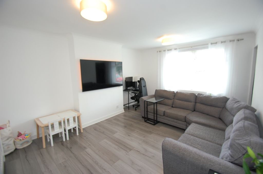Property photo 2 of 15 4374902
