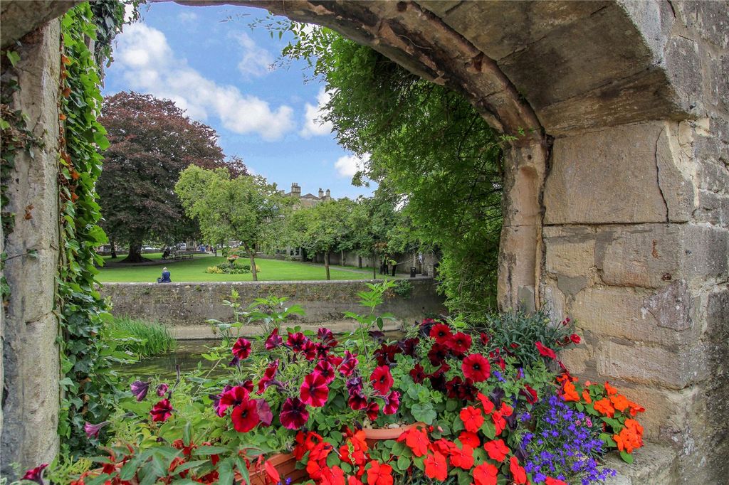 Property photo 2 of 19 Lifestyle