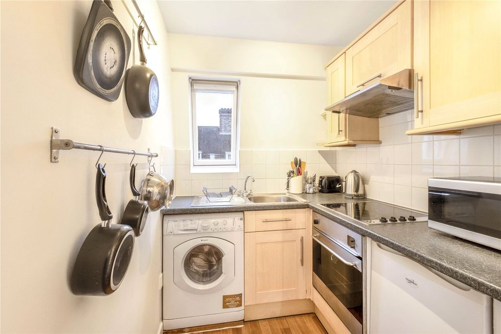 Property photo 2 of 11 Kitchen