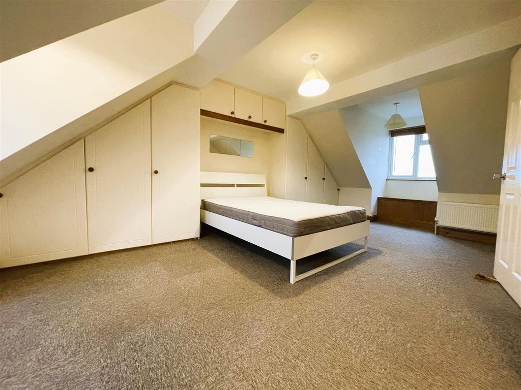 Property photo 1 of 5 Room To Rent