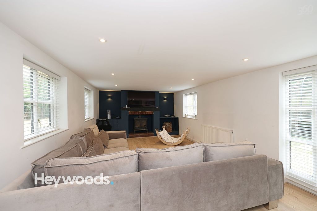 Property photo 3 of 103