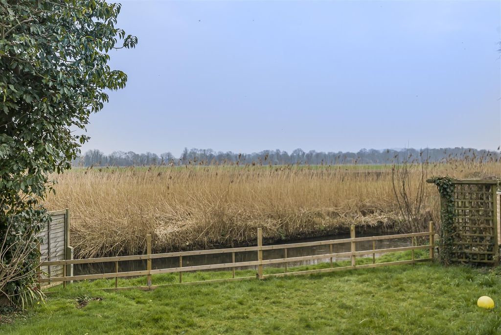 Property photo 2 of 15 Field Views