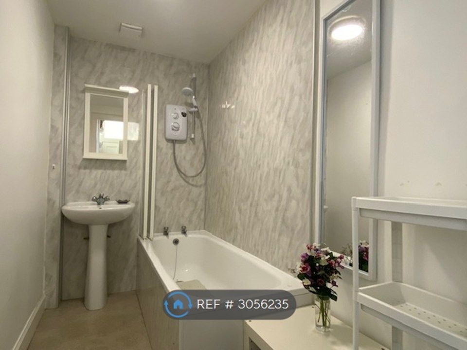 Property photo 2 of 12 Bathroom