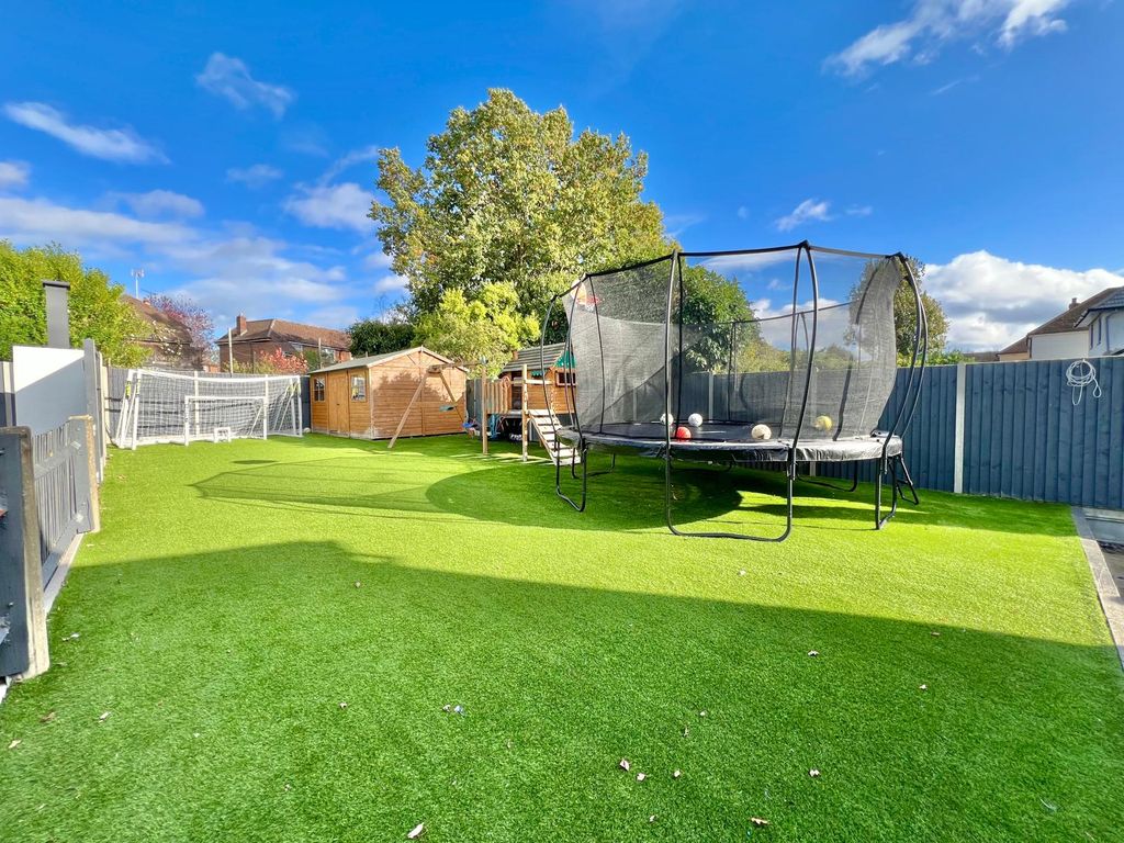 Property photo 2 of 17 99c8907d-3304-47E5-928c-Bd0A2E53d1E7