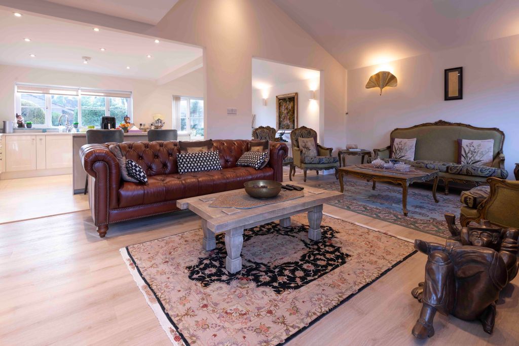 Property photo 3 of 20 14 Warbank Lane_3 - Copy (2)