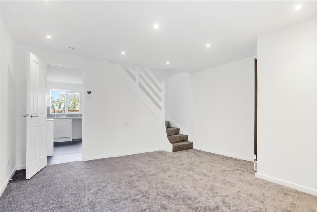 Property photo 2 of 6 Lounge