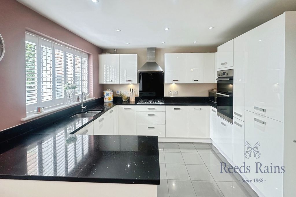 Property photo 2 of 18 Kitchen