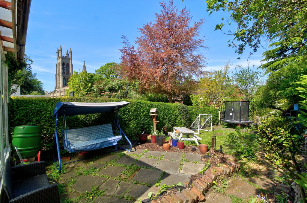 Property photo 2 of 29 Garden With Church View