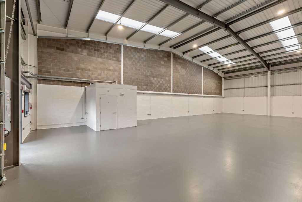 Property photo 3 of 16 8673135-Interior01-800