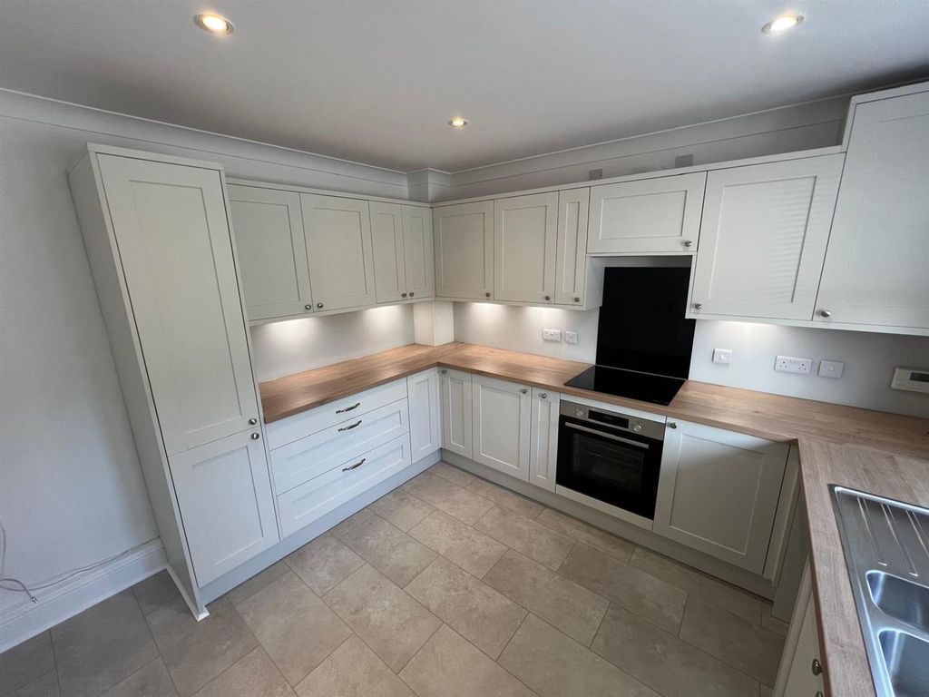Property photo 3 of 18 Kitchen