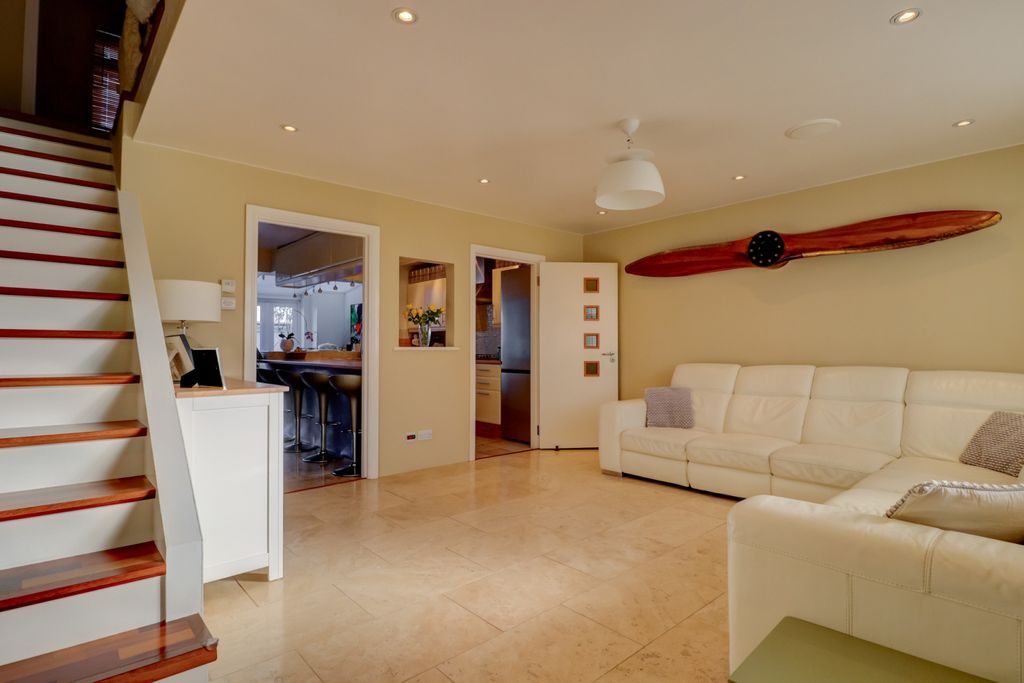 Property photo 2 of 14 Picture No. 15