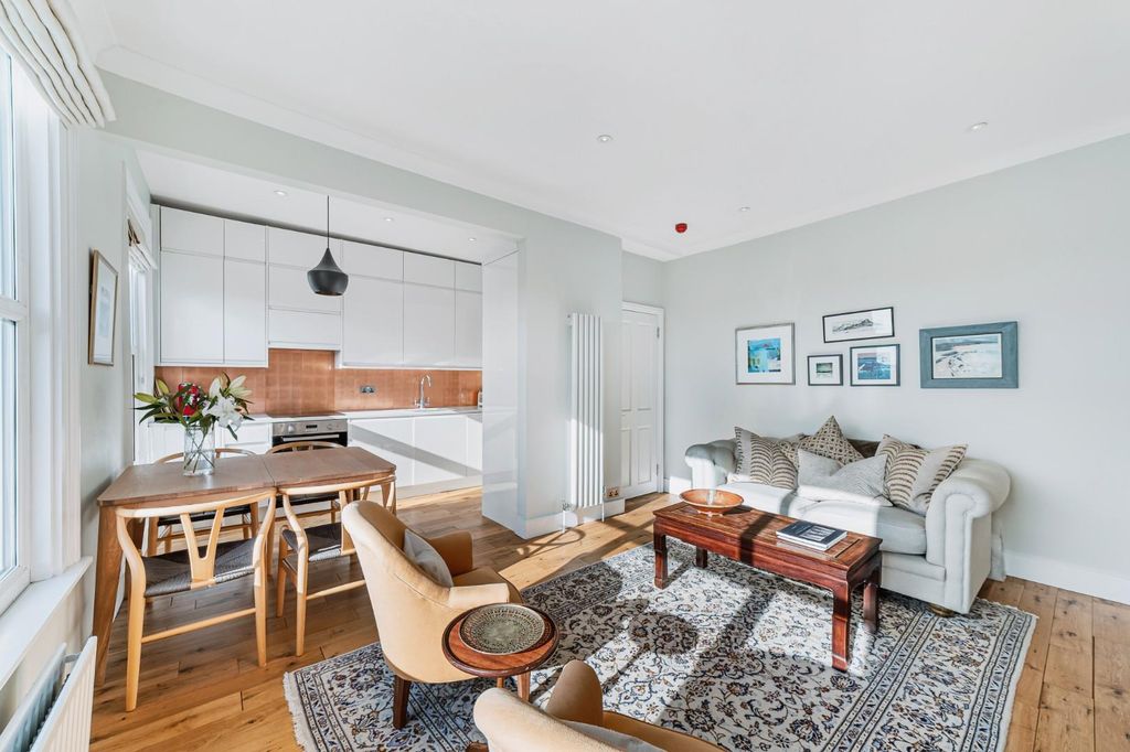 Property photo 1 of 9 Tff, 24 Leysfield Road-5.Jpg