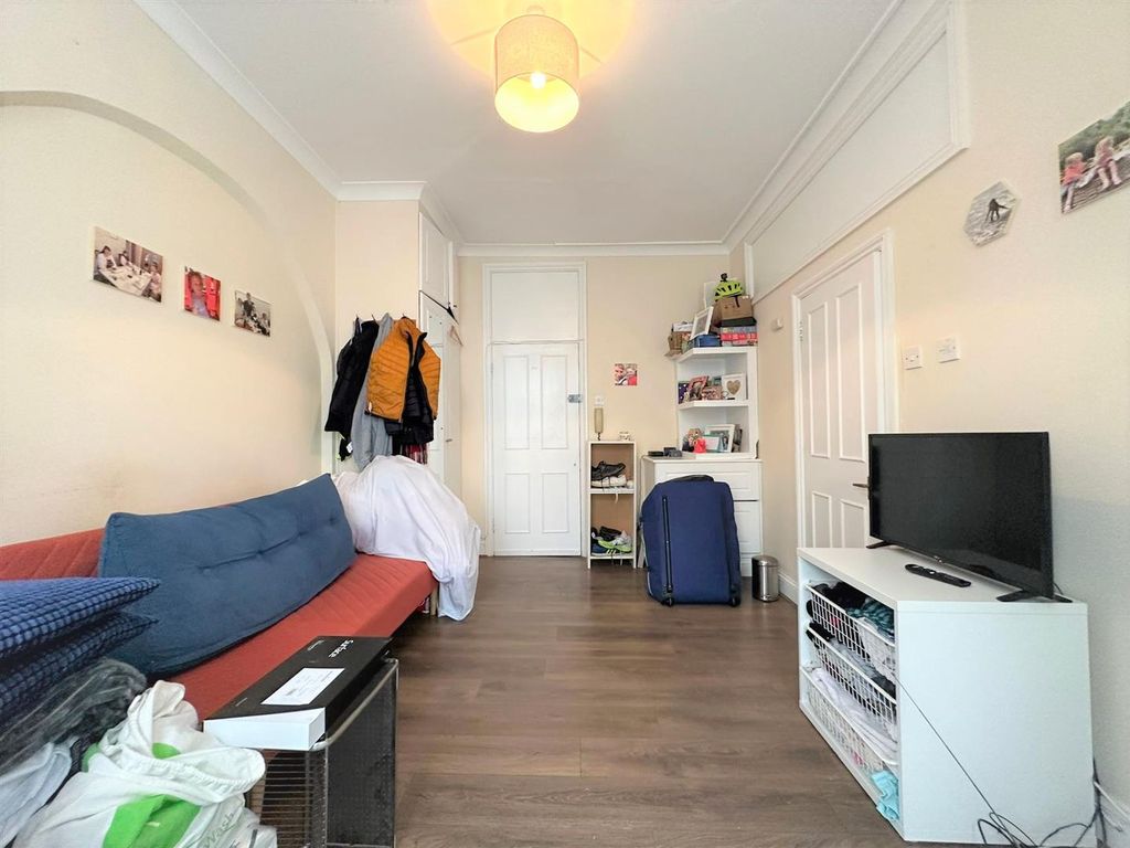 Property photo 1 of 6 Studio For Rent