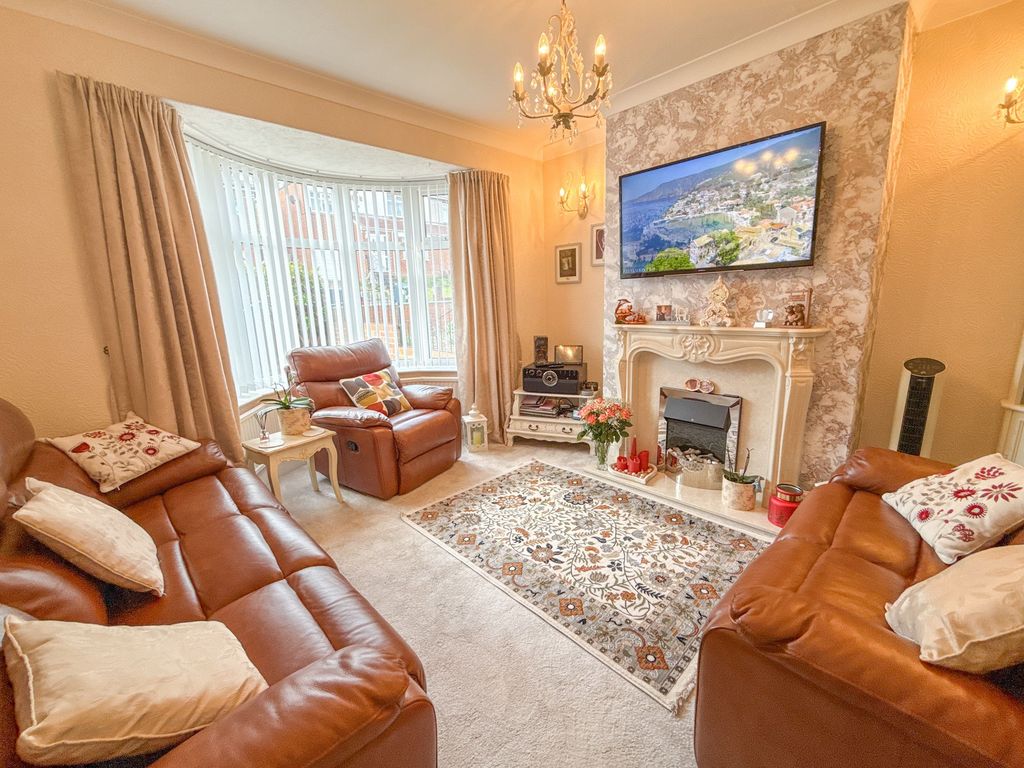 Property photo 2 of 12 Lounge