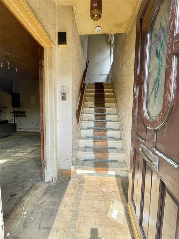 Property photo 2 of 14 Entrance Lobby