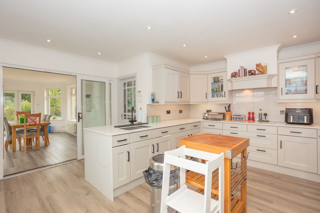 Property photo 3 of 66 Kitchen/Breakfast Room