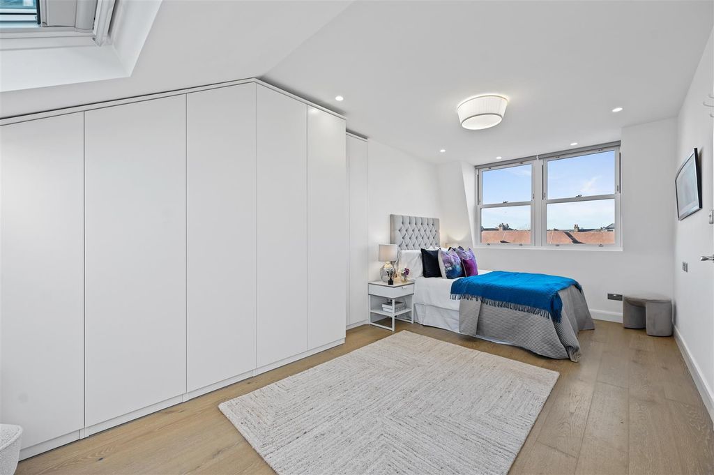 Property photo 3 of 33 Bedroom