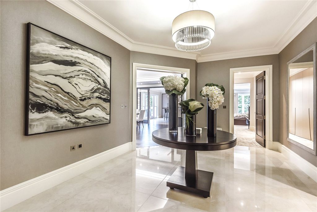Property photo 2 of 10 Hall