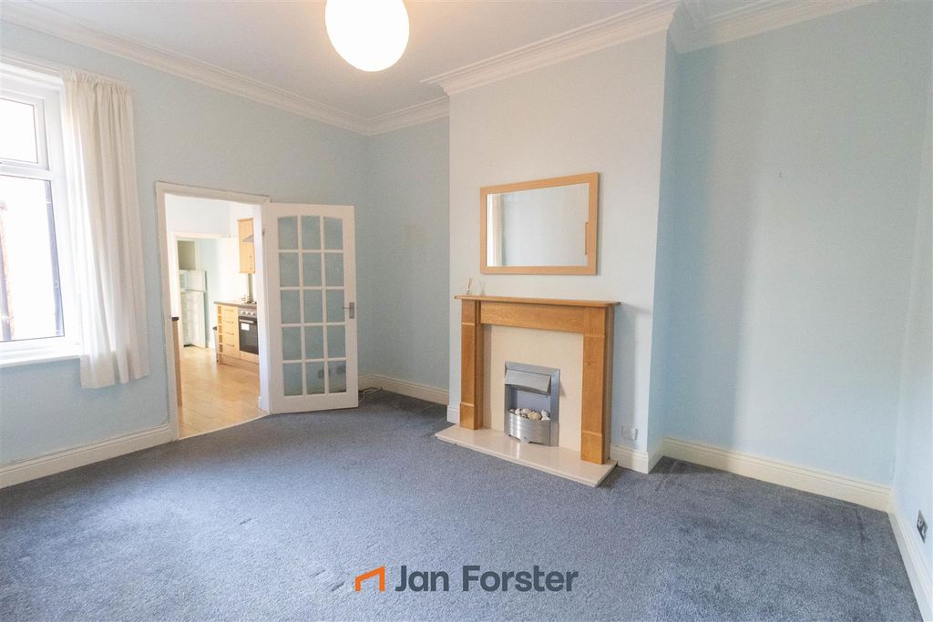 Property photo 2 of 11 Lounge