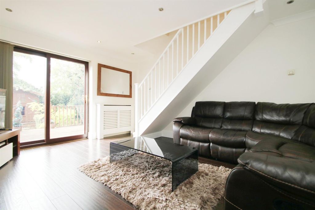 Property photo 2 of 7 Bright_Front_Room.Jpg