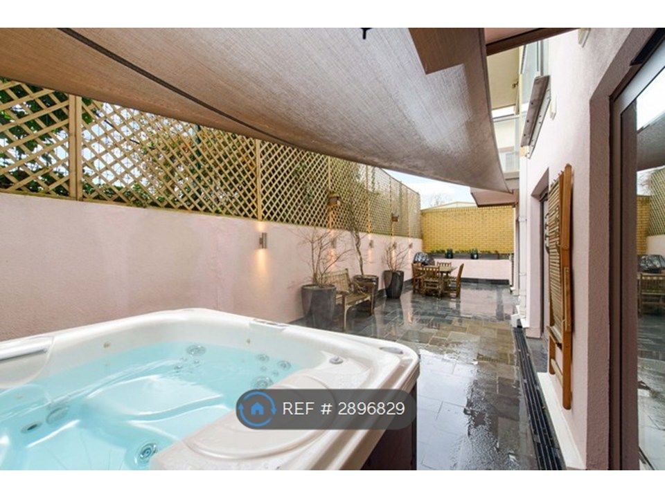 Property photo 3 of 10 Jacuzzi &amp; Patio