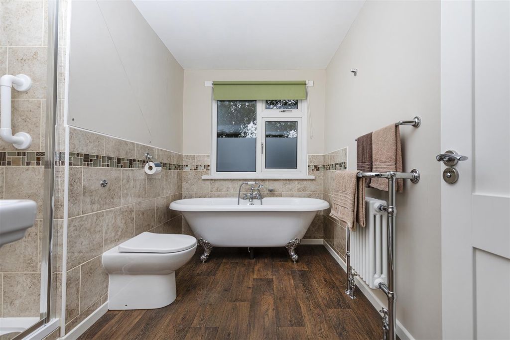 Property photo 3 of 35 House Bathroom