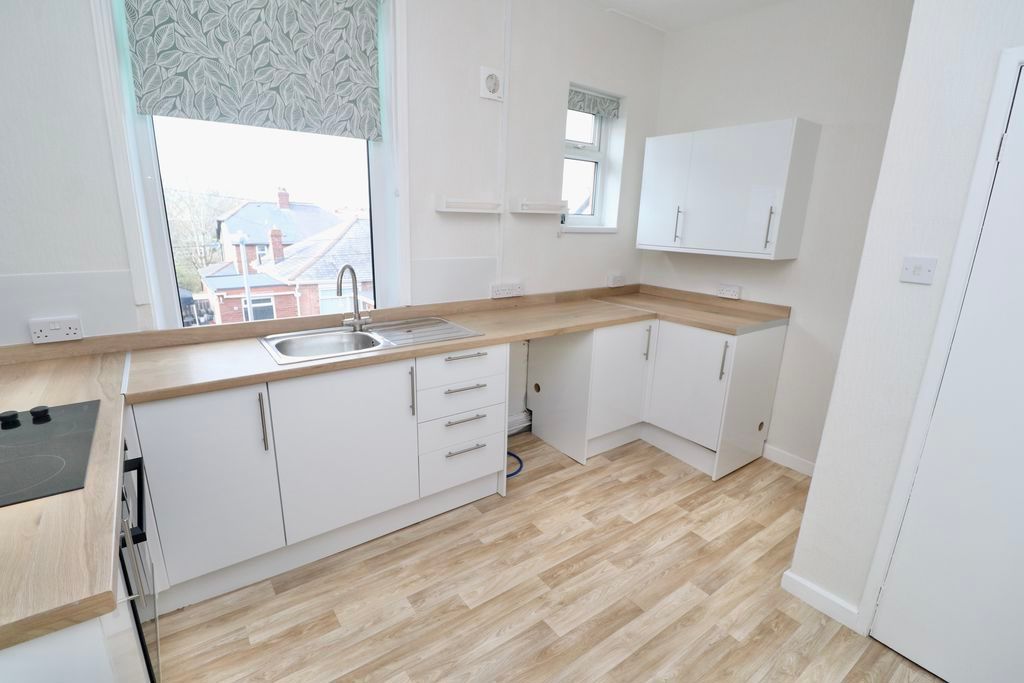 Property photo 3 of 10 Kitchen