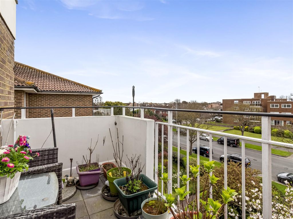 Property photo 2 of 13 12 Windlesham Court-011.Jpg