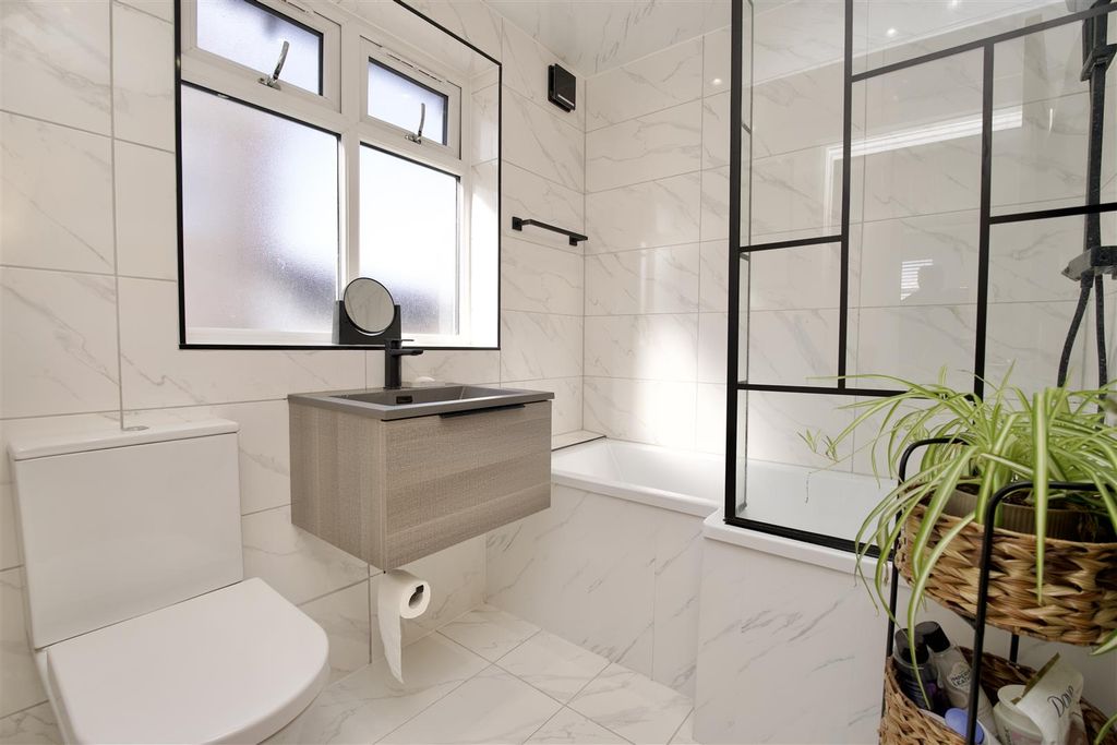 Property photo 3 of 17 Bathroom