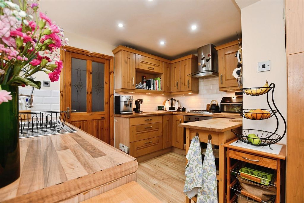 Property photo 3 of 28 Kitchen
