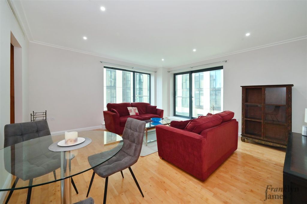 Property photo 3 of 16 Discovery Dock Apartments East.Jpg