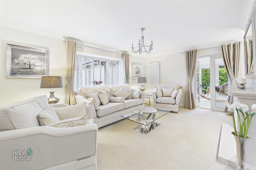 Property photo 3 of 35 Thanet Lee Close